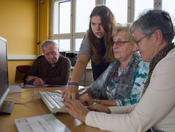 Senioren werden durch Schüler der Regionalen Schule „Rober Koch“ im Computerkurs unterstützt.