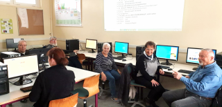 Teilnehmer diskutieren zu Computerthemen